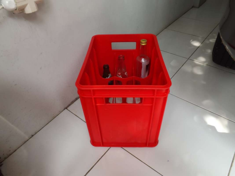 KERANJANG BOTOL RABBIT 8008 / KRAT / BOX PETI PLASTIK ISI 12 BOTOL: Solusi Praktis Penyimpanan Botol yang Kuat, Ringkas, dan Efisien