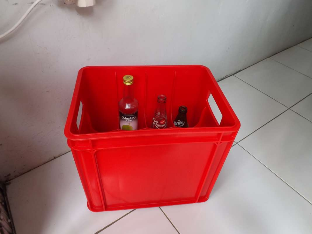KERANJANG BOTOL RABBIT 8008 / KRAT / BOX PETI PLASTIK ISI 12 BOTOL: Solusi Praktis Penyimpanan Botol yang Kuat, Ringkas, dan Efisien