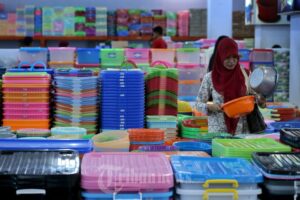 CARA MENATA TOKO PLASTIK YANG MENARIK