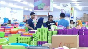 CARA MENATA TOKO PLASTIK YANG MENARIK
