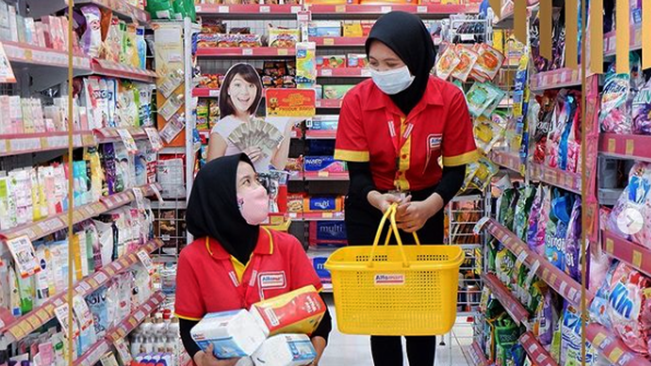 Helper Alfamart Adalah: Memudahkan Berbelanja dan Melayani Masyarakat