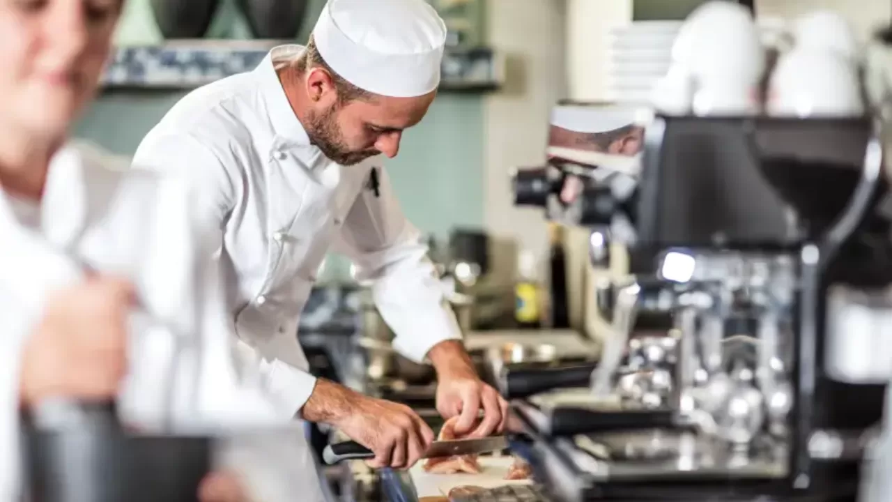 Helper Cook Adalah: Peran, Tanggung Jawab, dan Pentingnya dalam Dunia Kuliner