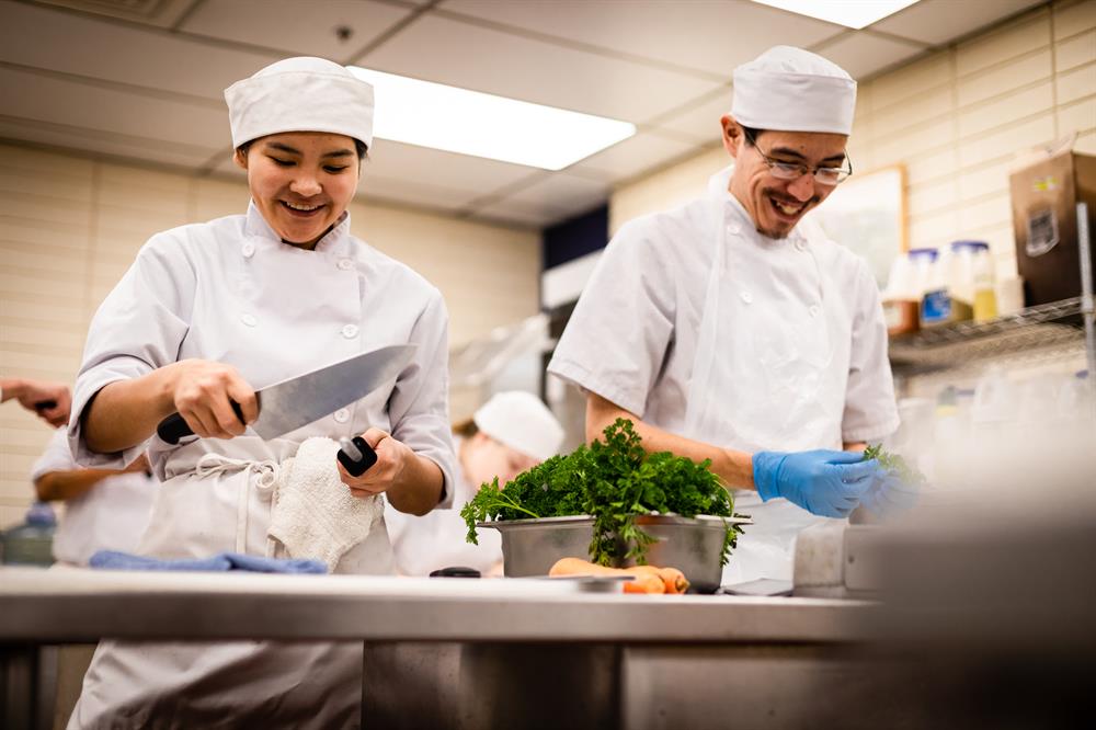 Helper Dapur Adalah: Sosok Tak Tergantikan di Balik Kelezatan Masakan
