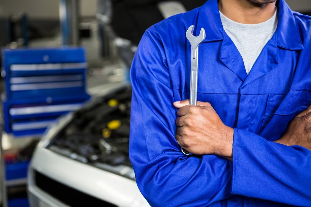 Peran Penting dan Tanggung Jawab Helper Mekanik dalam Industri Otomotif