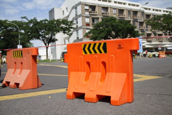 Pembatas Jalan / Road Barrier Bahan Plastik Merk TANAGA