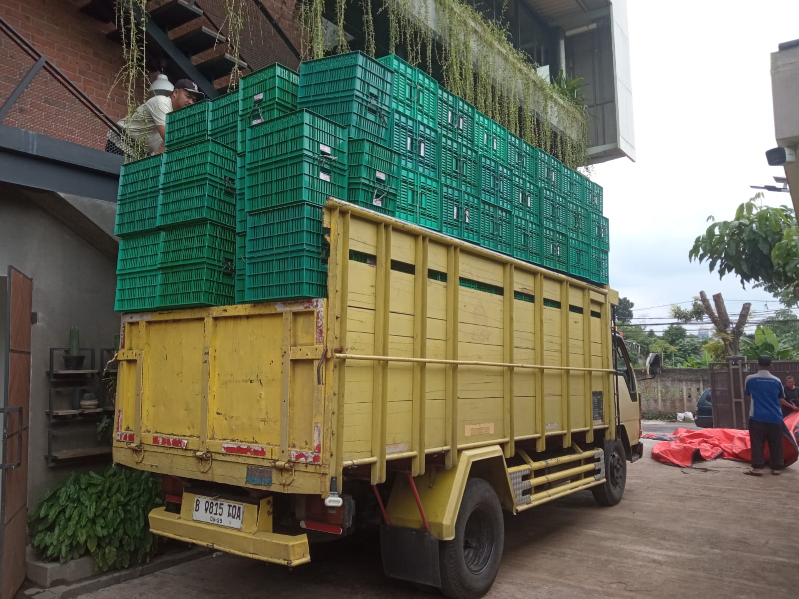 PENGIRIMAN 620 PCS KERANJANG PLASTIK INDUSTRI ATARI 9912 L KE SAWANGAN DEPOK OLEH TIM RAJA PLASTIK INDONESIA