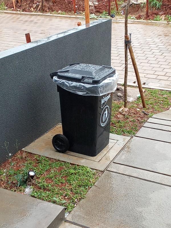TEMPAT SAMPAH BESAR PLASTIK HITAM 100 LITER KIRAPAC KLX 9100: Solusi Tempat Sampah Profesional, Kuat & Tahan Lama