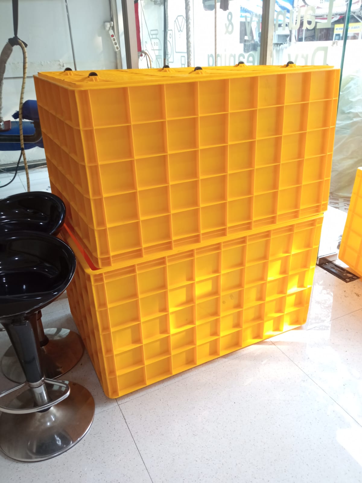 Pengiriman Container Box Industri Besar Rabbit ke Puro Fabricare & Laundry BSD oleh Tim Raja Plastik Indonesia