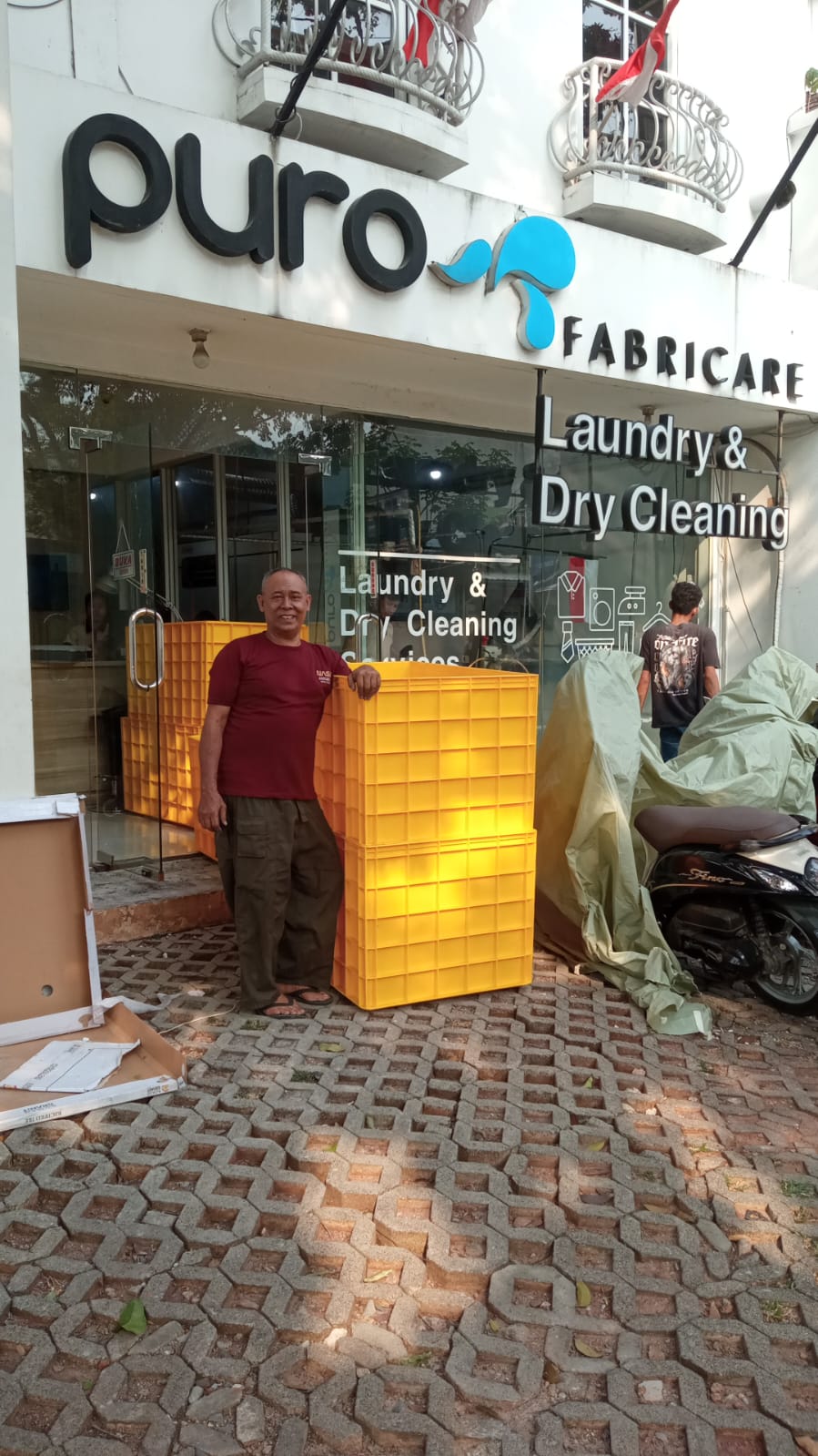 Pengiriman Container Box Industri Besar Rabbit ke Puro Fabricare & Laundry BSD oleh Tim Raja Plastik Indonesia