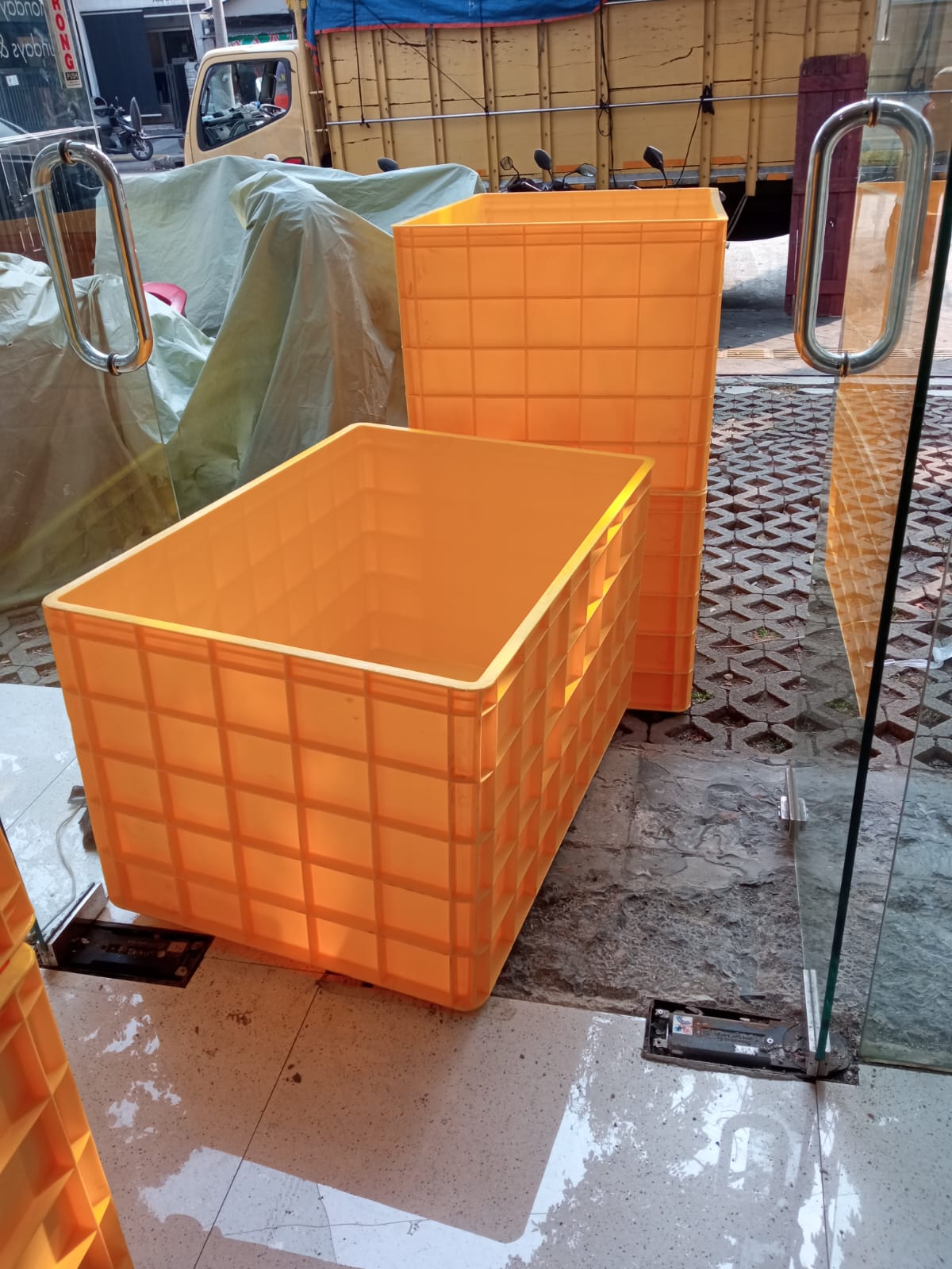 Pengiriman Container Box Industri Besar Rabbit ke Puro Fabricare & Laundry BSD oleh Tim Raja Plastik Indonesia